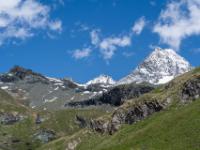 Teleblick über Felsriegel zum Großglockner und Hofmannspitze